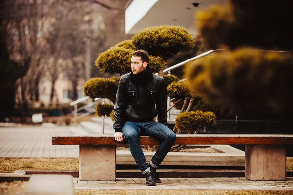 Homem confiante posando em jeans selvedge — Fotografia de Stock