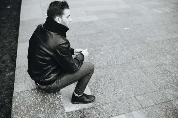 Uomo sicuro di sé posa in jeans cimosa — Foto Stock