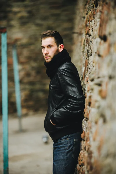 Homem confiante posando em jeans selvedge — Fotografia de Stock