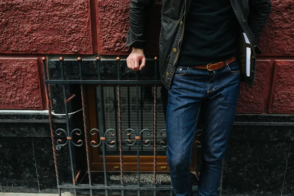 Homem confiante posando em jeans selvedge — Fotografia de Stock