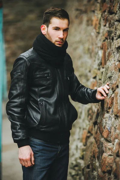 Homem confiante posando em jeans selvedge — Fotografia de Stock