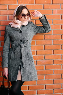 kırmızı tuğla duvar bir arka plan üzerinde poz kız