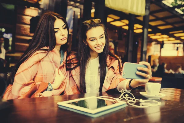 İki yakın arkadaş kafede selfie çekiyorlar. — Stok fotoğraf