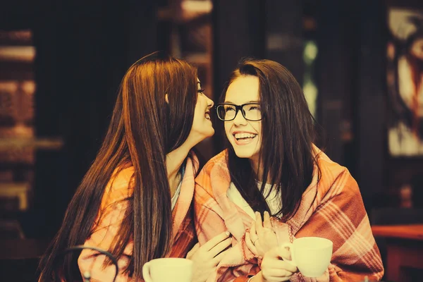 Δύο νέα και όμορφα κορίτσια κουτσομπολεύουν — Φωτογραφία Αρχείου