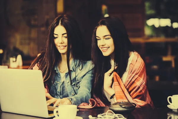 Duas meninas assistindo algo no laptop — Fotografia de Stock