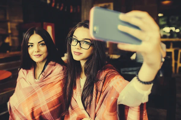 Två nära vänner göra selfie i caféet — Stockfoto
