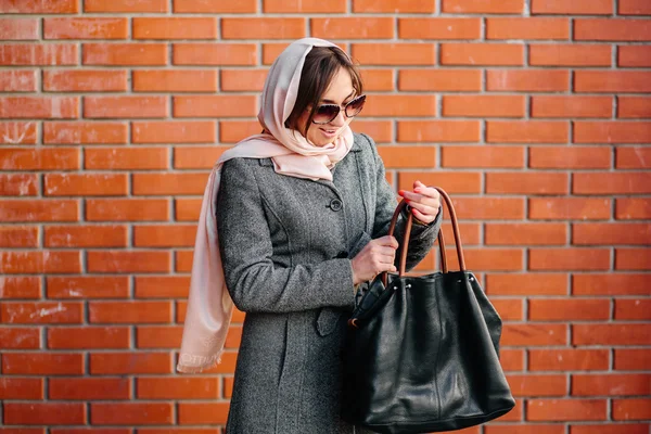 Ragazza in un cappotto per strada — Foto Stock