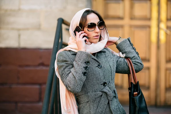 Chica en un abrigo en la calle —  Fotos de Stock