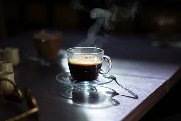 Xícara de café quente na mesa — Fotografia de Stock