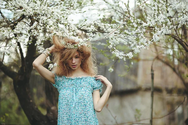 Portret van een mooi meisje bloeiende bomen — Stockfoto