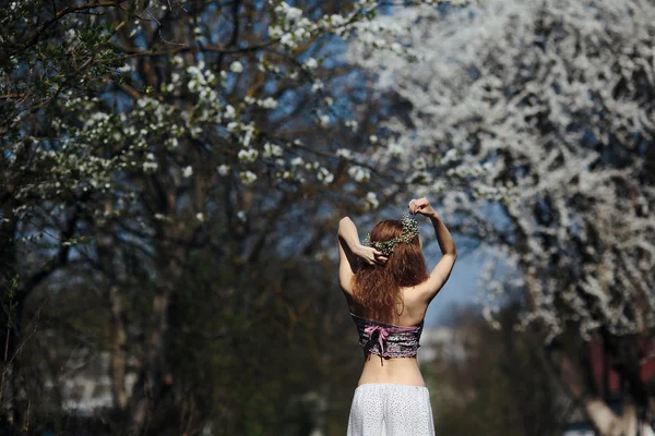 一个美丽的女孩在树上开花的画像 — 图库照片