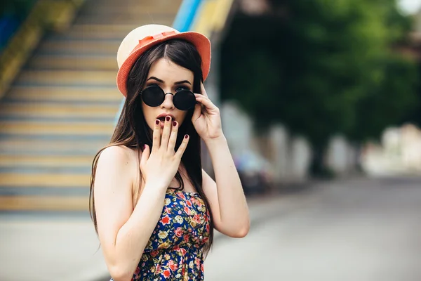 Mooi meisje met zich meebrengt voor de camera in de stad — Stockfoto