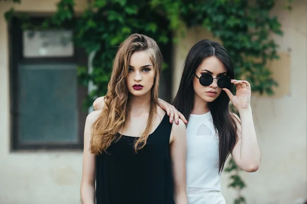 Duas meninas bonitas em vestidos — Fotografia de Stock