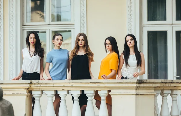 Cinque belle ragazze in abiti — Foto Stock