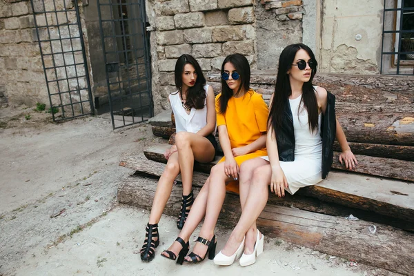 Три молодые красивые девушки — стоковое фото