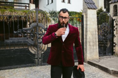 bir sakallı zengin adam iş düşünüyorsun