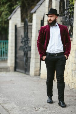 bir sakallı zengin adam iş düşünüyorsun
