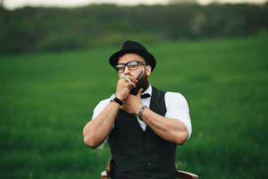 bir sakallı adam alanında düşünme