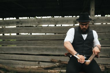 güçlü adam eski ustura keskinleştirir