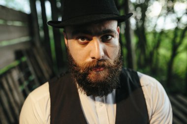 adam bir hangara bastırılmış ışık ile