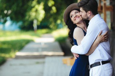 erkek ve kadın birbirlerine kucaklayan