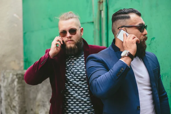 Dois empresários barbudos olhando para o telefone — Fotografia de Stock