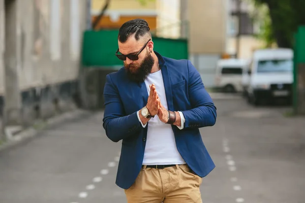 Snygg skäggig man går genom staden — Stockfoto