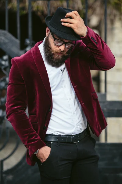 Hombre rico con barba, pensando en los negocios — Foto de Stock