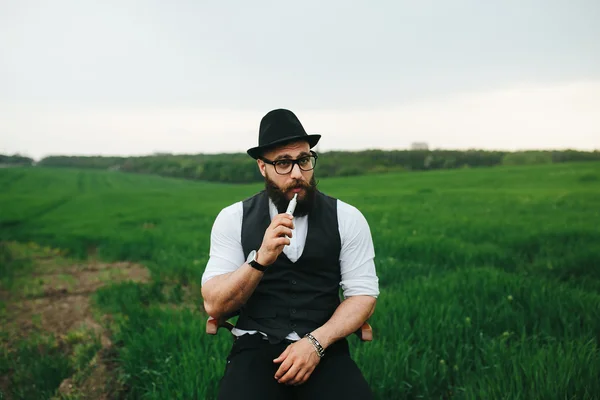 Hombre con barba fuma cigarrillo electrónico —  Fotos de Stock