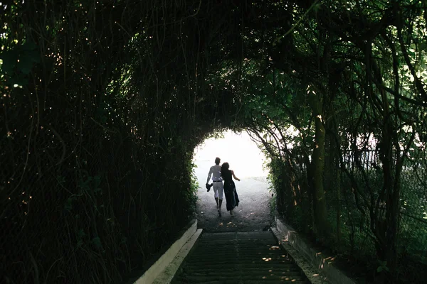 Couple marchant dans le tunnel des arbres — Photo