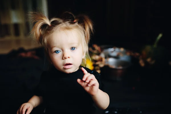 Gadis kecil yang bermain dengan penyihir — Stok Foto