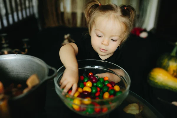 Menina brincando em uma bruxa — Fotografia de Stock