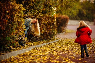 Güz Parkı 'nda Kızıyla Anne