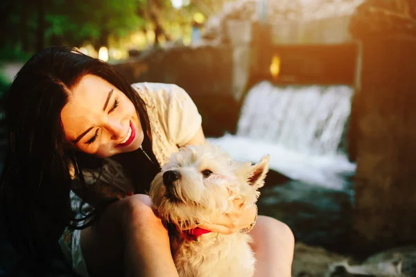 Chica jugando con un perro — Foto de Stock