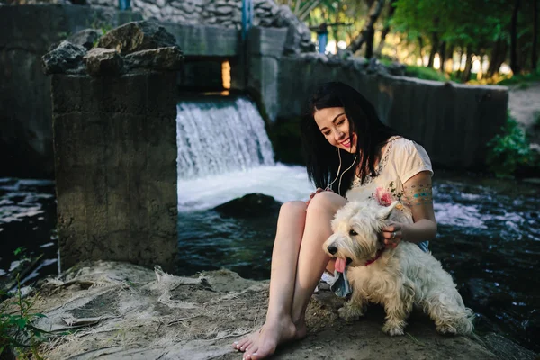 Menina brincando com um cão — Fotografia de Stock