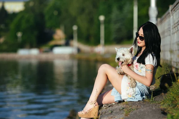 Mädchen mit Hund auf dem See — Stockfoto