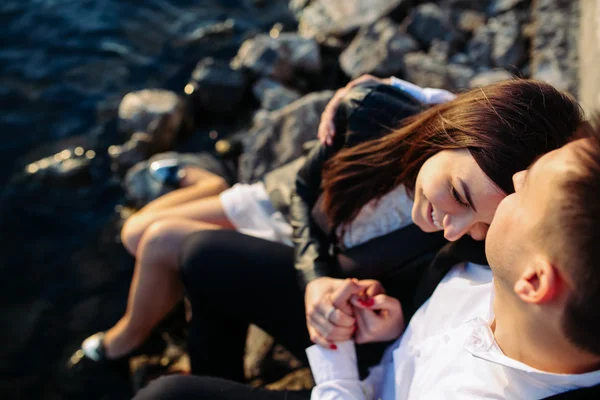 Casal se divertindo na cidade — Fotografia de Stock