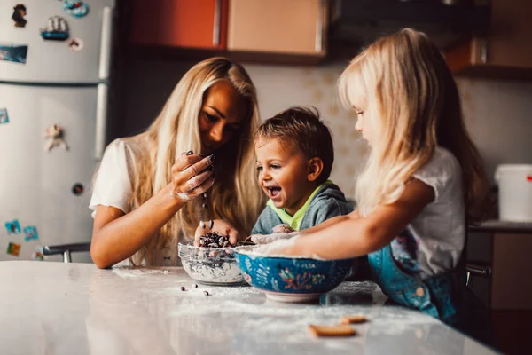 Mãe e filhos brincando — Fotografia de Stock