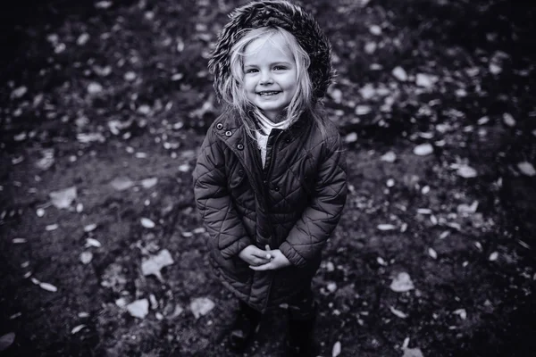 Mère avec fille dans le parc d'automne — Photo