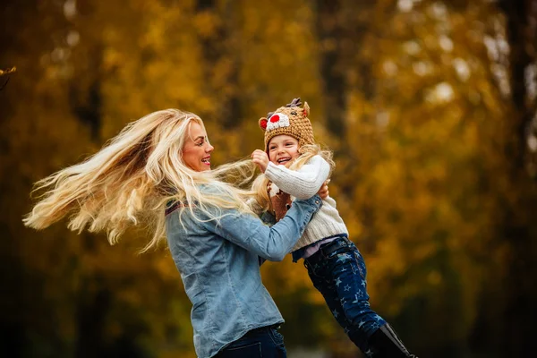 Anya a lányával az Autumn Parkban — Stock Fotó