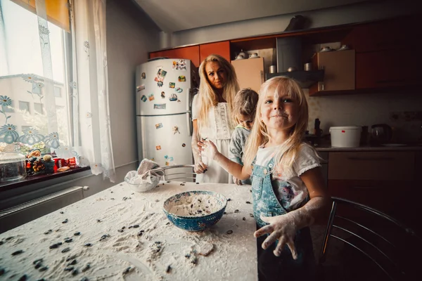 Madre con niños en la cocina — Foto de Stock