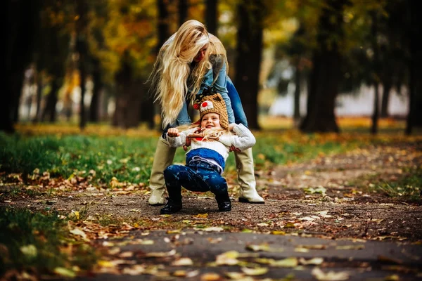 Mãe com filha no parque de outono — Fotografia de Stock