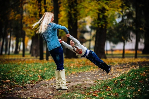 秋天公园里带着女儿的母亲 — 图库照片