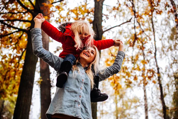 Anya a lányával az Autumn Parkban — Stock Fotó