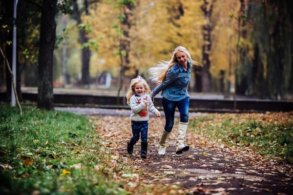 Anya a lányával az Autumn Parkban — Stock Fotó