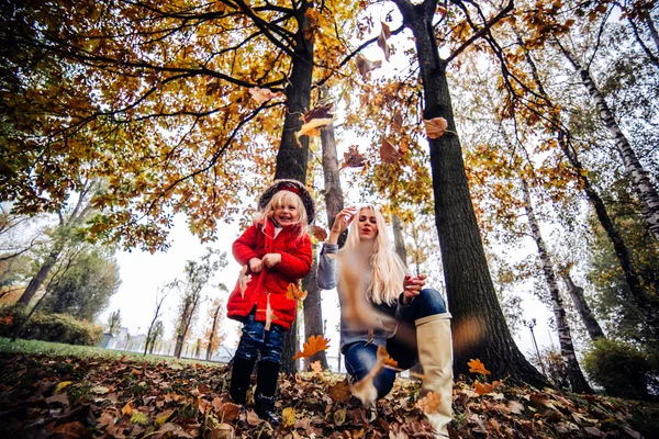 Mère avec fille dans le parc d'automne — Photo