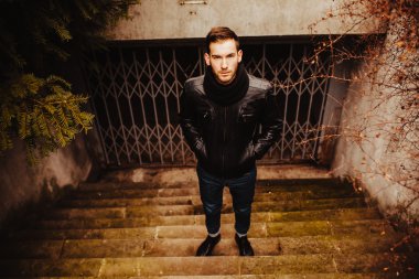 Selvedge kotla poz veren kendinden emin bir adam.