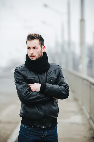 Zelfverzekerde man poserend in zelfverzekerde jeans — Stockfoto