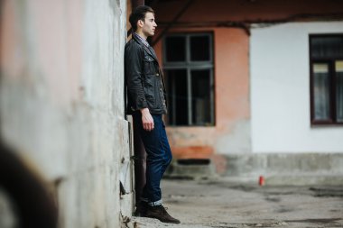 Selvedge kotla poz veren kendinden emin bir adam.