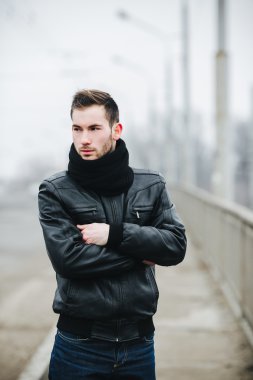 Selvedge kotla poz veren kendinden emin bir adam.